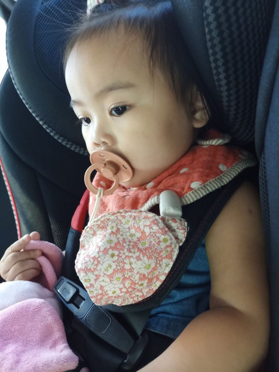 小女生坐汽座夾蘋安袋正面