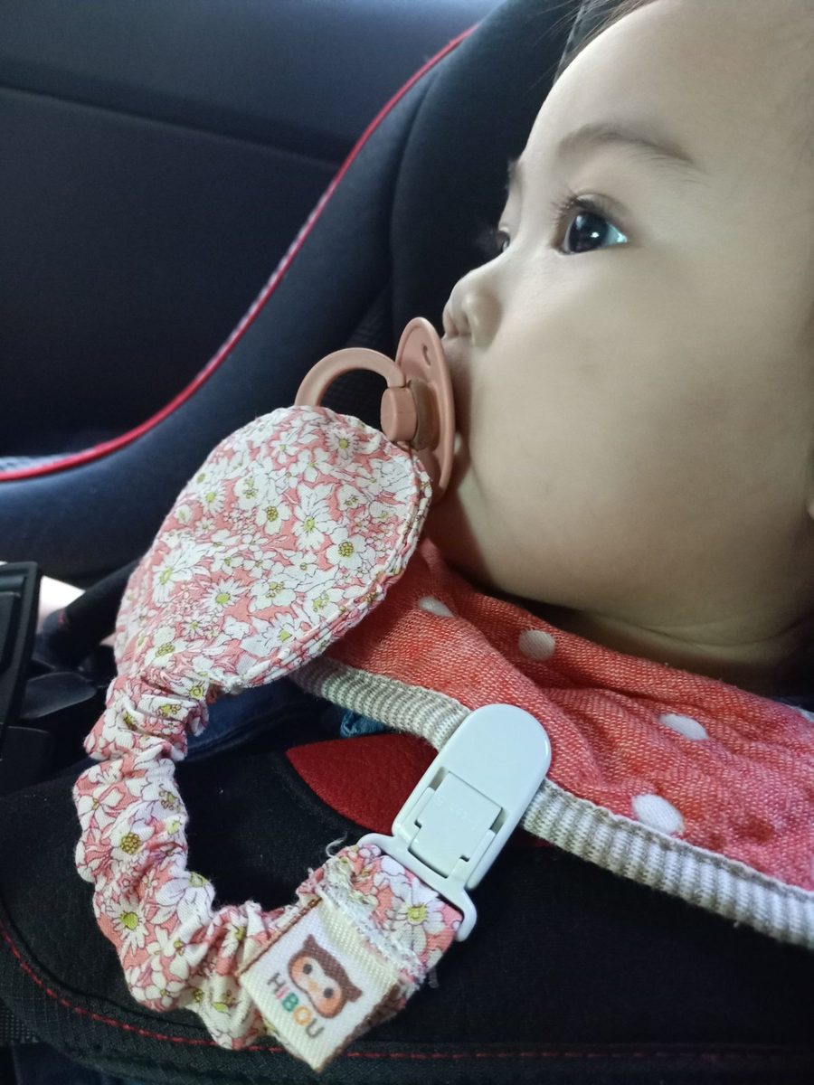 小女生坐汽座夾蘋安袋近拍