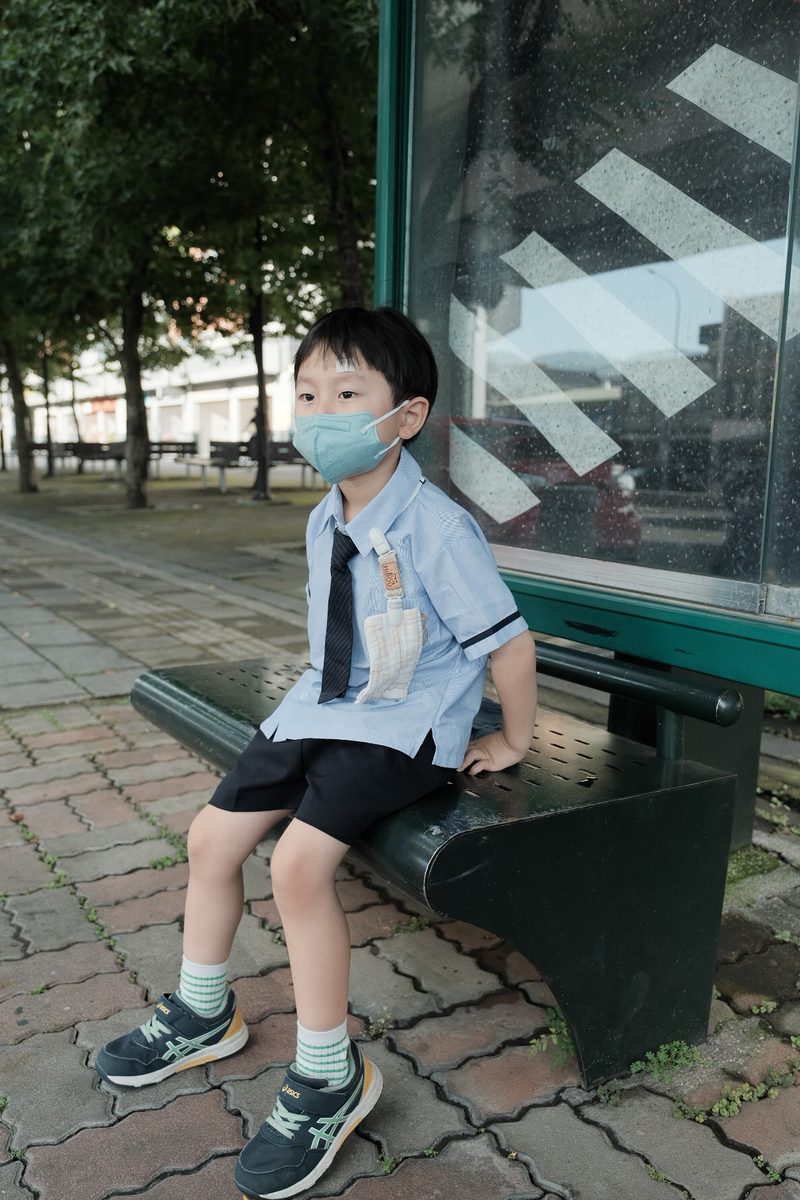 小男生穿制服夾著手帕上學