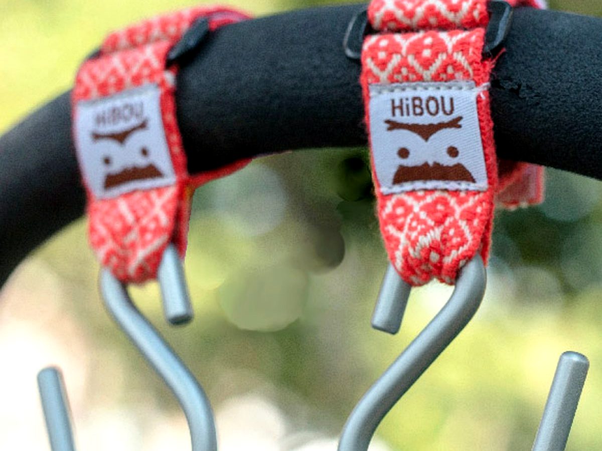 HiBOU 萬用金屬掛勾固定在推車把手上的近拍