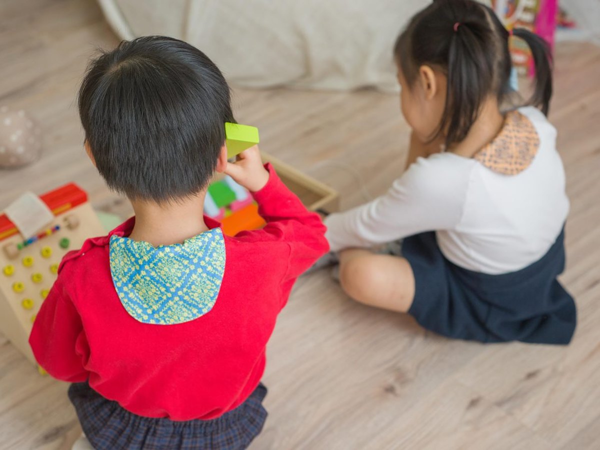 孩子遊戲時背部放入 HiBOU 吸汗背克汗